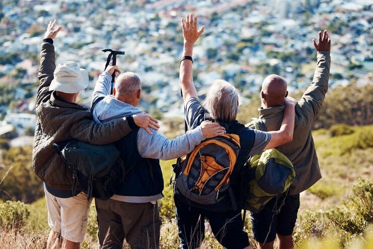 celebracion-naturaleza-personas-mayores-haciendo-senderismo-hacer-ejercicio-salud-bienestar-montana-aventura-libertad-grupo-amigos-mayores-retiro-haciendo-senderismo-hacer-ejercicio-bosque-o-bosque_590464-133401