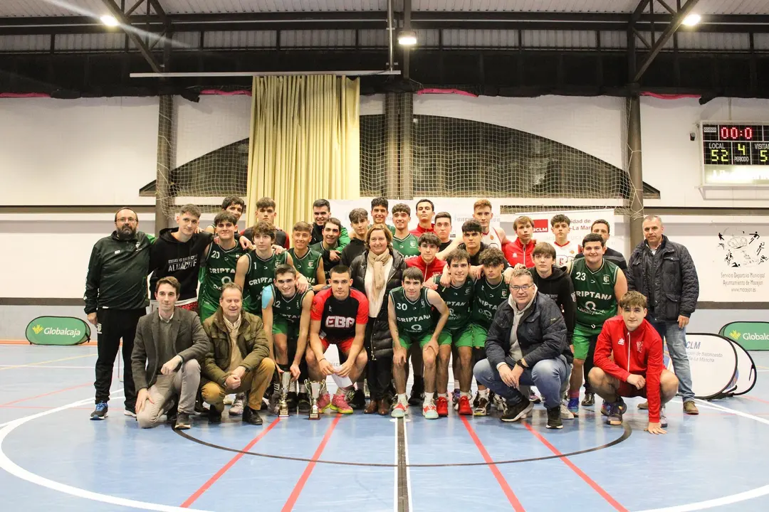 fotodefamilia-campeones-subcampeones-stafftecnicoydemas