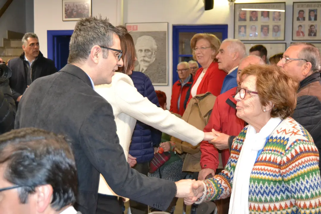 El ministro Bola&ntilde;os ha visitado hoy la sede del PSOE en Alc&aacute;zar (2)