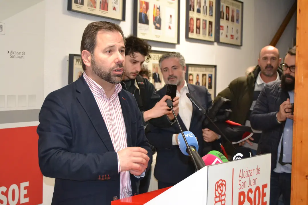 El ministro Bola&ntilde;os ha visitado hoy la sede del PSOE en Alc&aacute;zar (3)