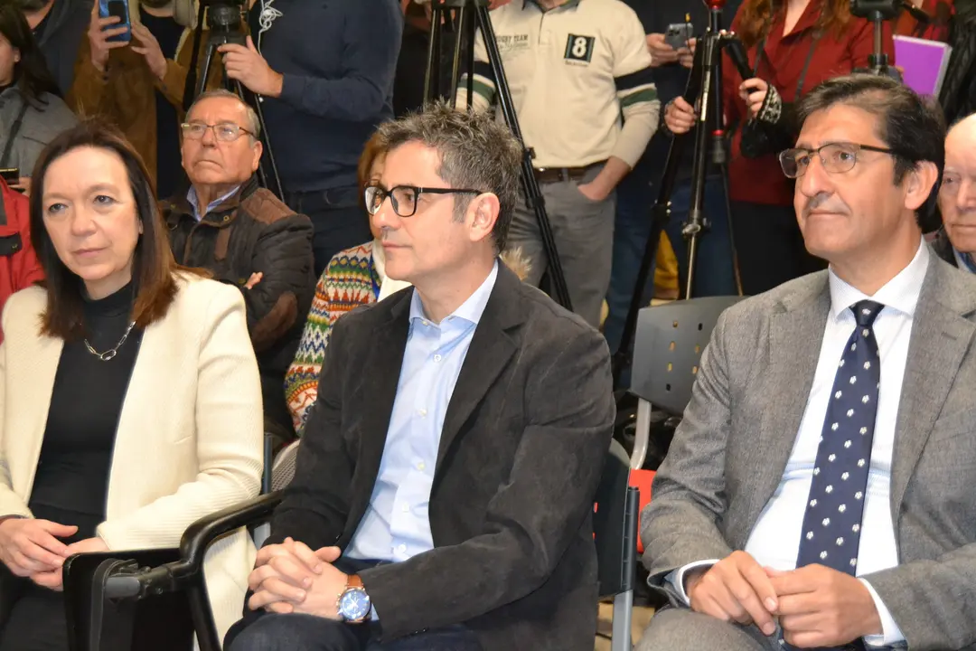 El ministro Bola&ntilde;os ha visitado hoy la sede del PSOE en Alc&aacute;zar (5)