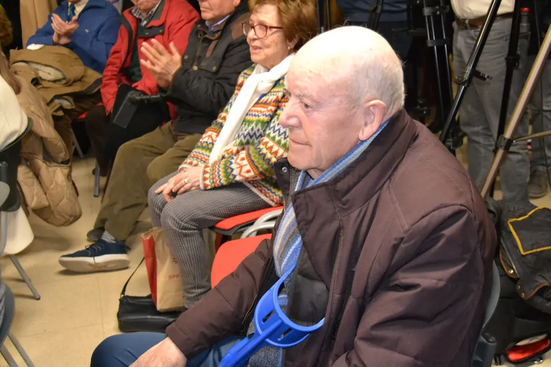 El ministro Bola&ntilde;os ha visitado hoy la sede del PSOE en Alc&aacute;zar (7)