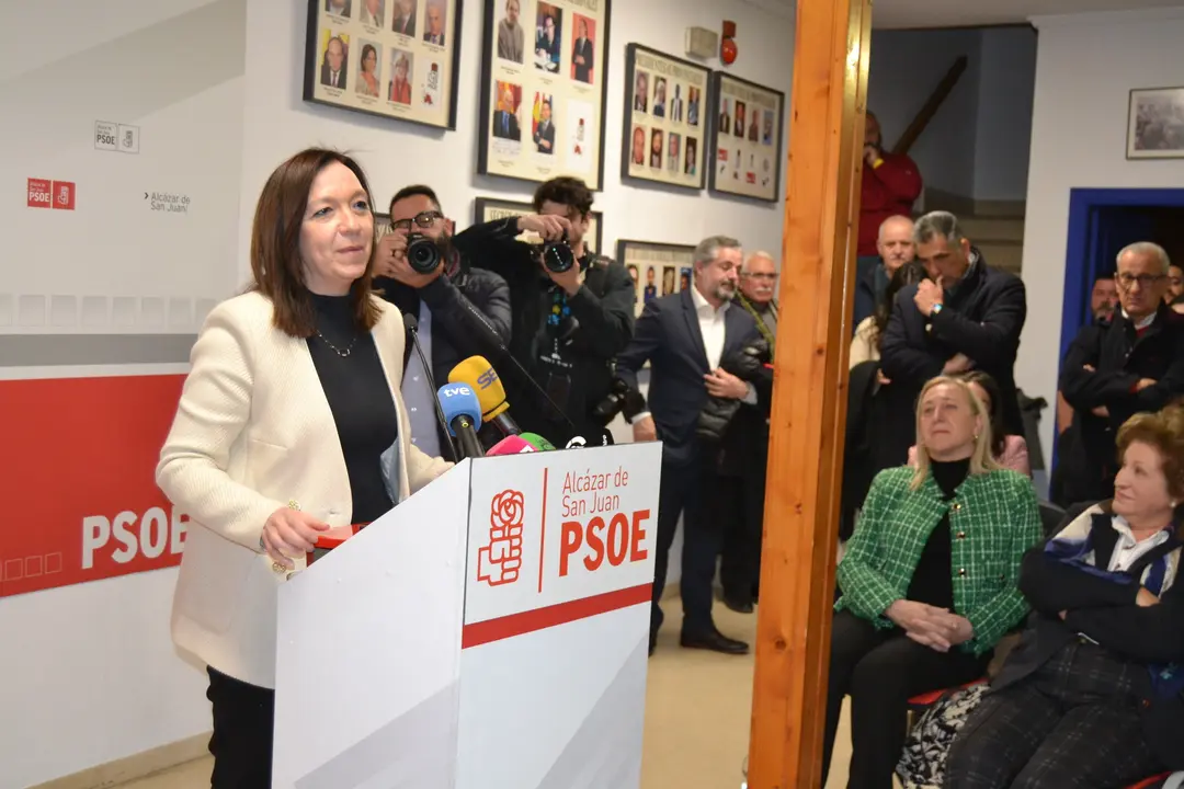 El ministro Bola&ntilde;os ha visitado hoy la sede del PSOE en Alc&aacute;zar (8)