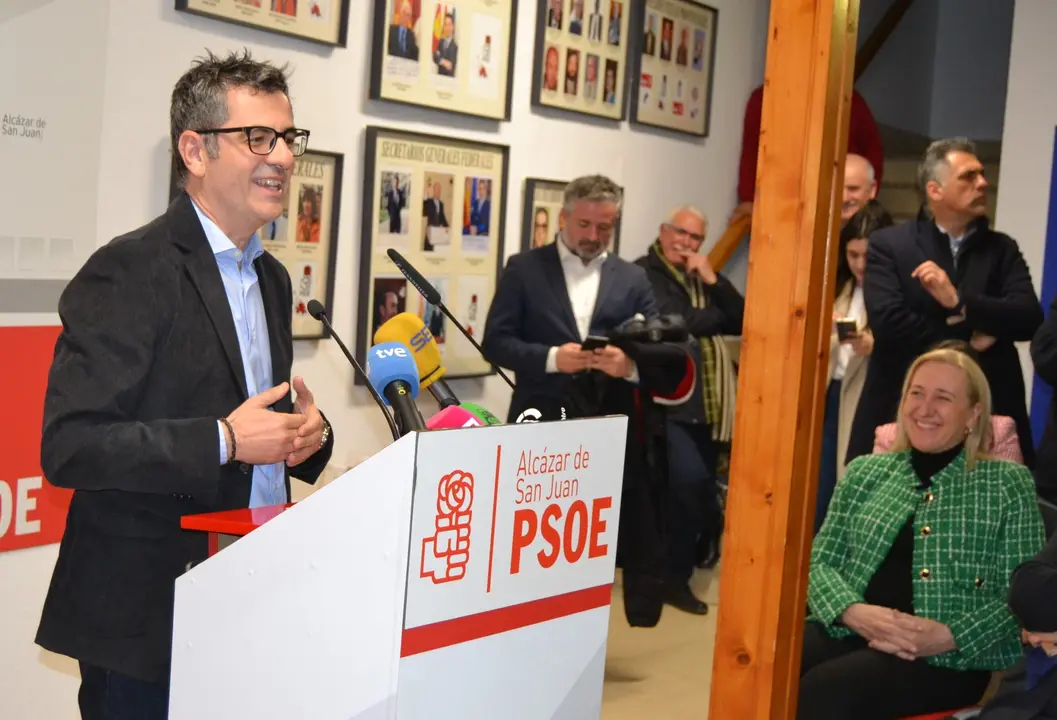 El ministro Bola&ntilde;os ha visitado hoy la sede del PSOE en Alc&aacute;zar (11)