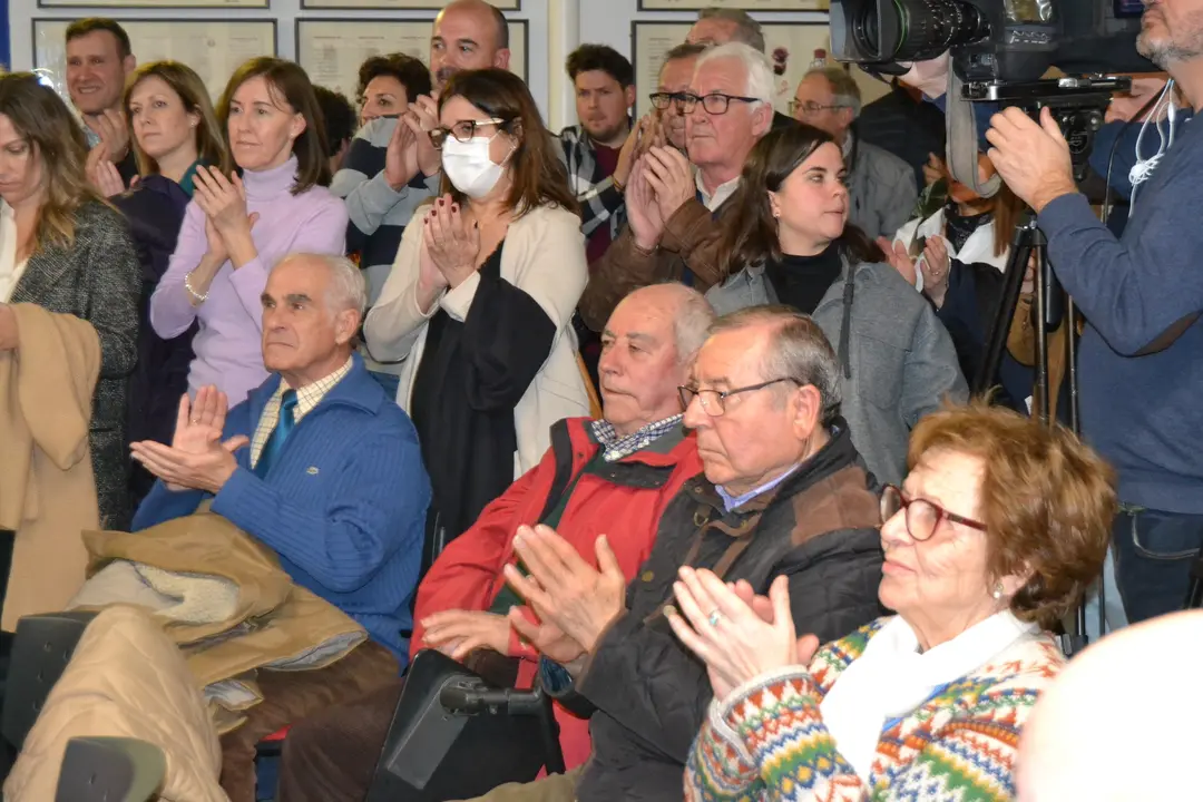 El ministro Bola&ntilde;os ha visitado hoy la sede del PSOE en Alc&aacute;zar (12)