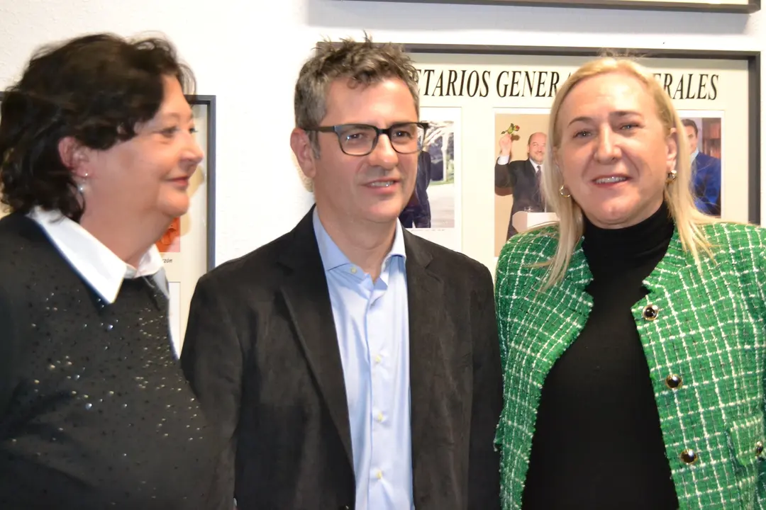 El ministro Bola&ntilde;os ha visitado hoy la sede del PSOE en Alc&aacute;zar (15)