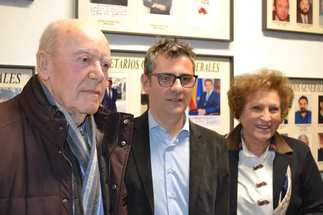 El ministro Bola&ntilde;os ha visitado hoy la sede del PSOE en Alc&aacute;zar (18)