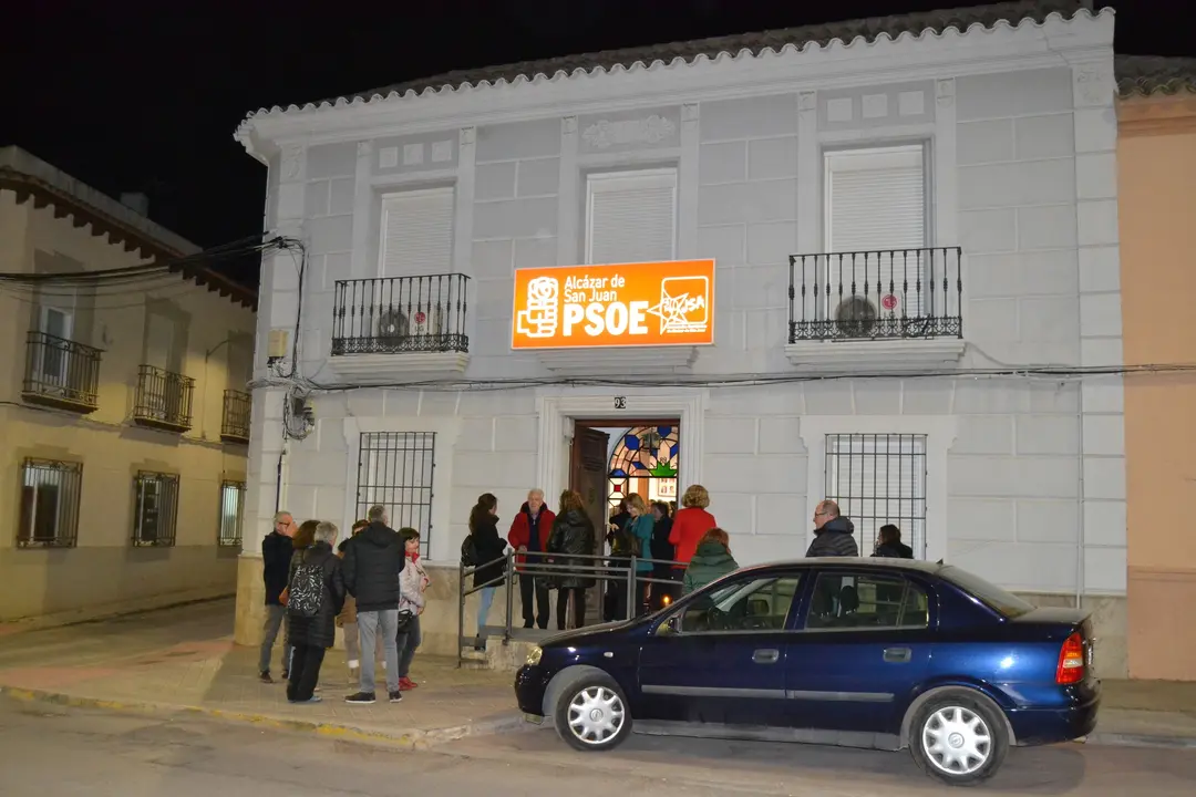 El ministro Bola&ntilde;os ha visitado hoy la sede del PSOE en Alc&aacute;zar (19)