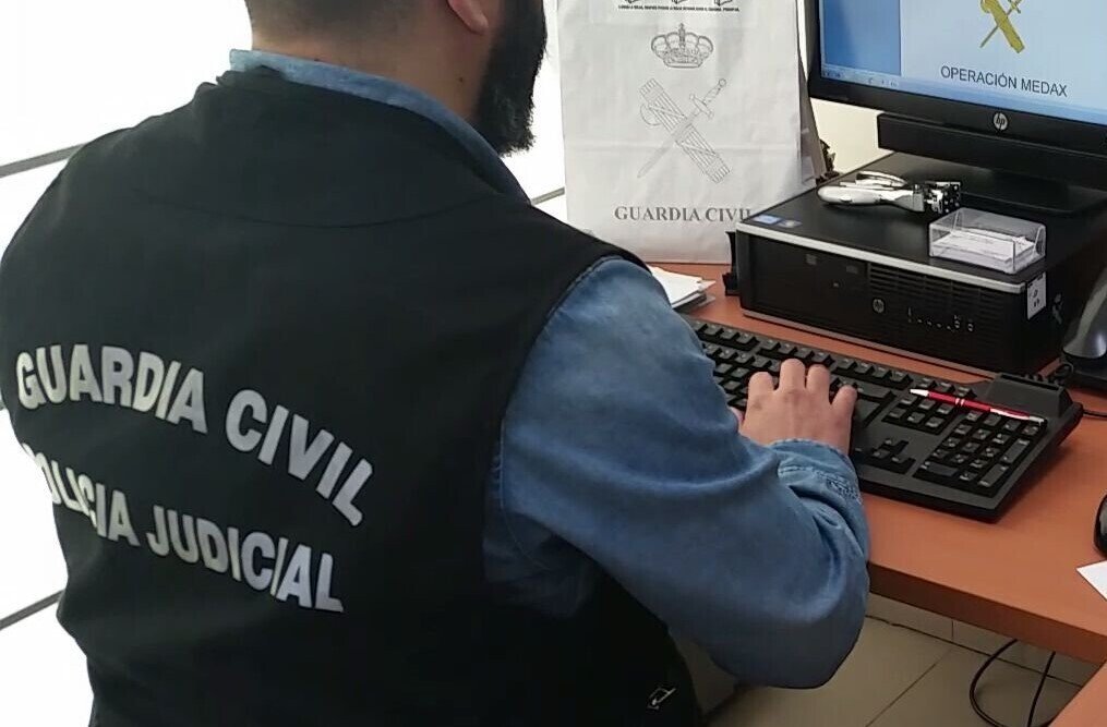 guardia civil con ordenador