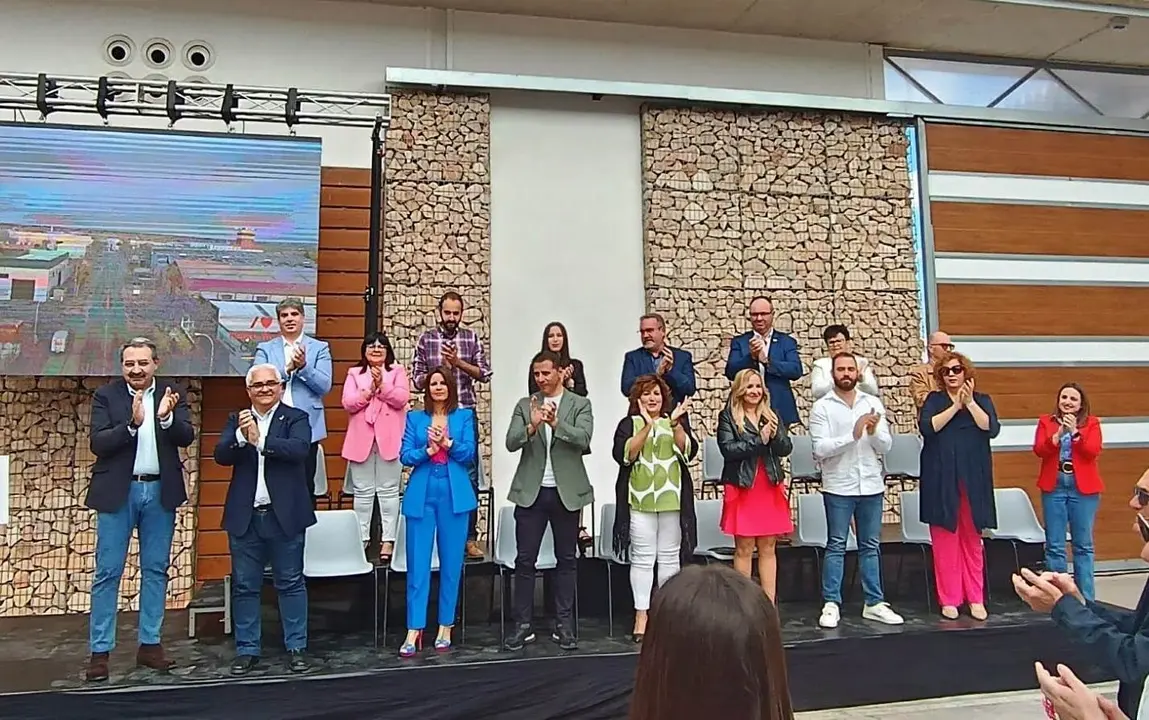 Imagen de la candidatura junto al consejero