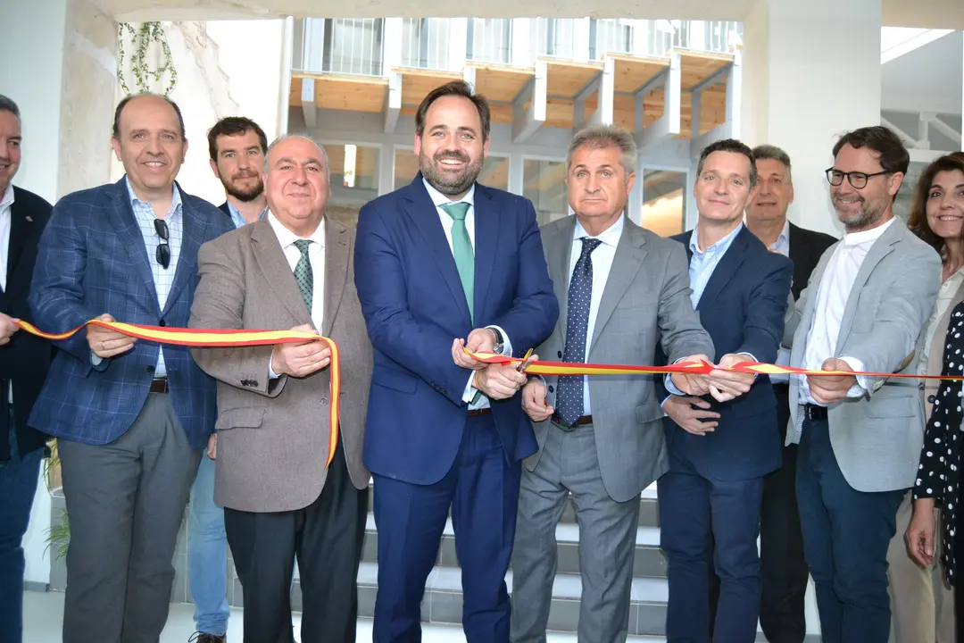 La inauguraci&oacute;n cont&oacute; con Paco N&uacute;&ntilde;ez, presidente regional del PP y candidato a la Junta; y Vicente Tirado, diputado nacional