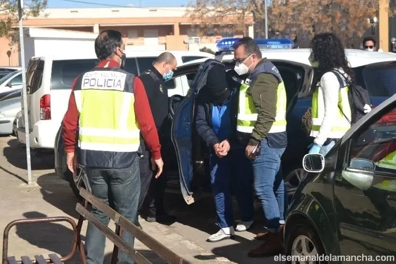 M. A. P.. C. permanece en prisi&oacute;n provisional desde el 21 de noviembre de 2020. En la foto, bajando del coche policial para la reconstrucci&oacute;n de los hechos