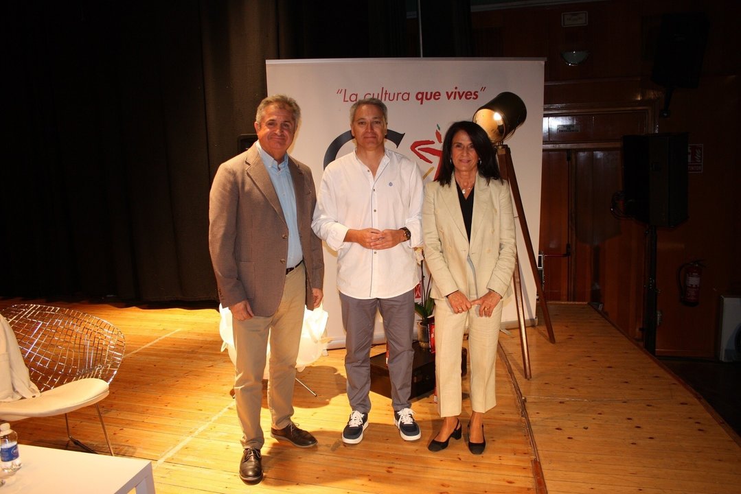 Encuentro literario, Vicente Vallés, alcalde y concejal