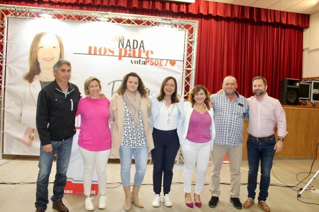 Melchor y Redondo junto a los miembros de la  andidatura del PSOE en Cinco Casas