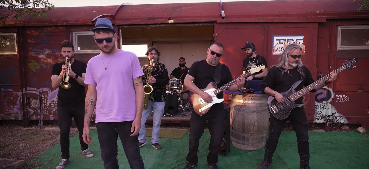 Frame del videoclip Bebe La Mancha, canción ganadora de Deskaraos
