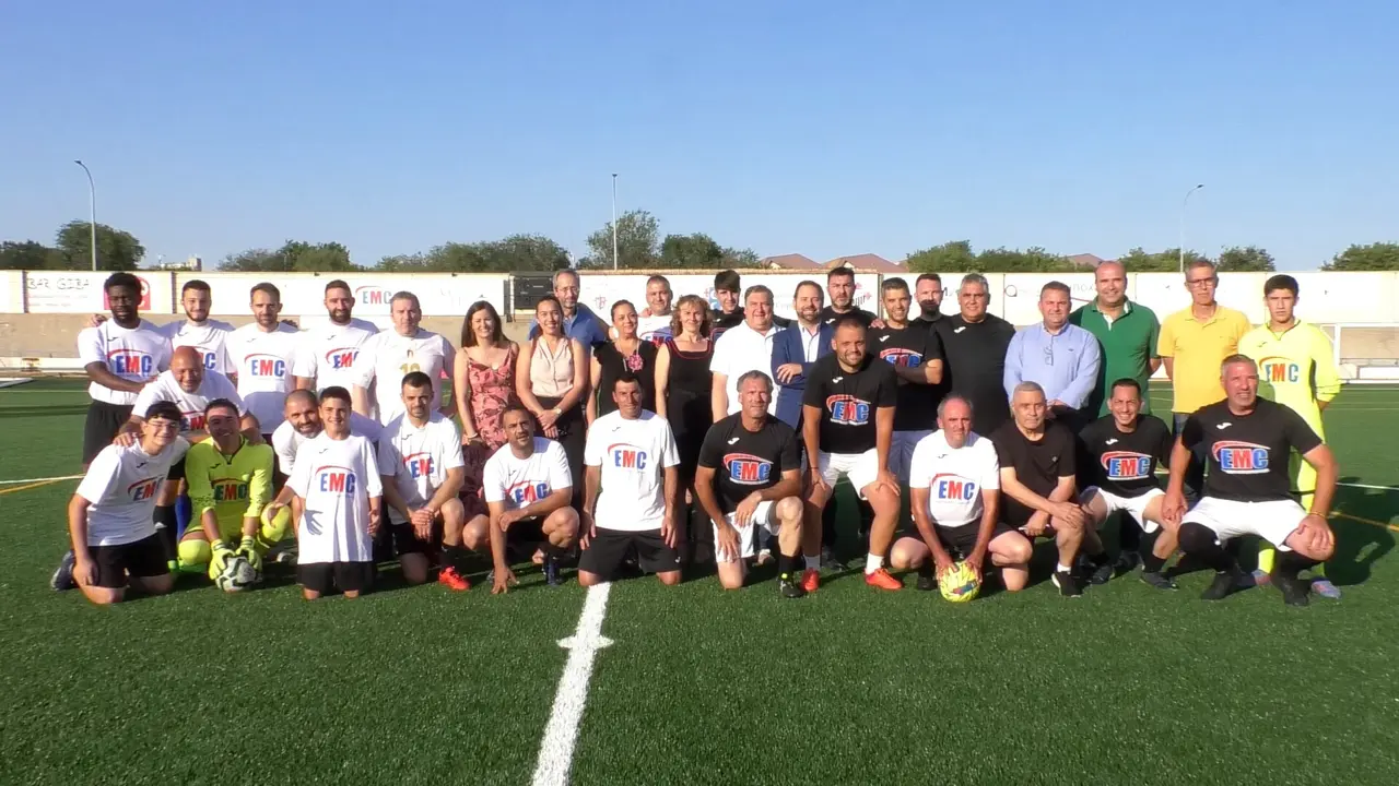 Foto de familia renovaci&oacute;n del c&eacute;spec campo de f&uacute;tbol