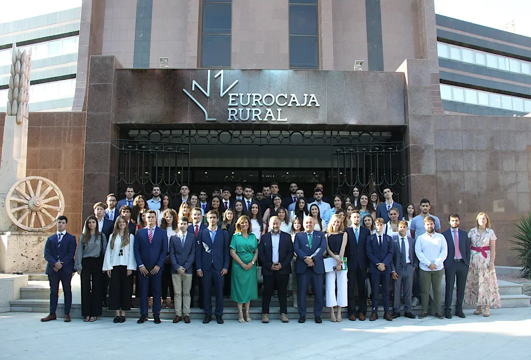 20230704 FOTOGRAF&Iacute;A FAMILIA ACTO BIENVENIDA ALUMNOS PR&Aacute;CTICAS EUROCAJA RURAL
