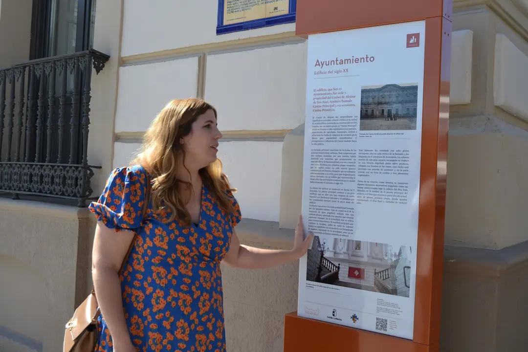 La concejala delante de uno de los paneles de la nueva se&ntilde;al&eacute;tica tur&iacute;stica