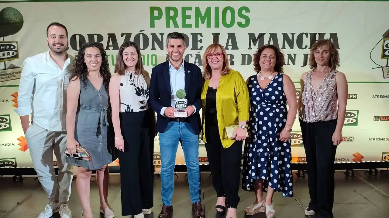 El alcalde y concejales del equipo de gobierno recogiendo el galard&oacute;n