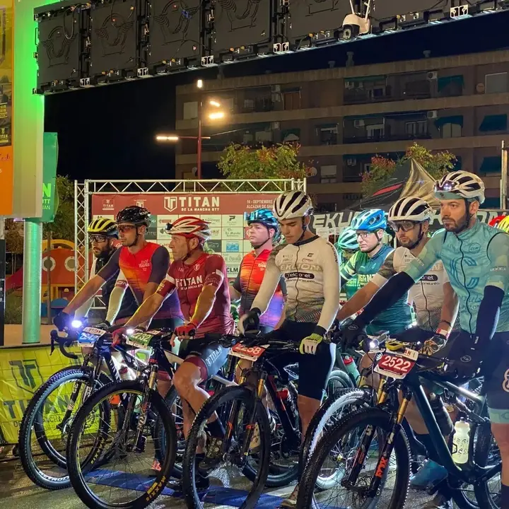 Carlos Ajenjo en salida 200 km (centro blanco)