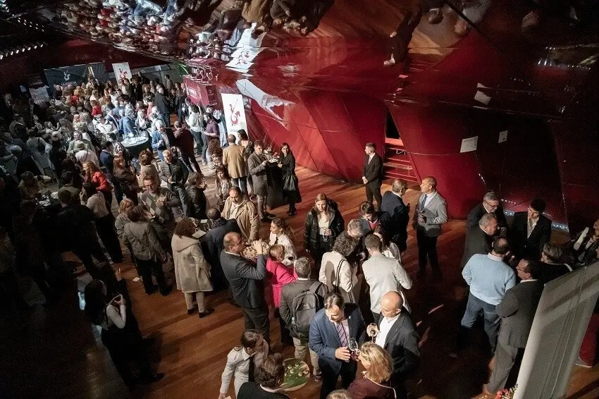 Los asistentes pudieron degustar algunos vinos DO La Mancha al terminar el acto
