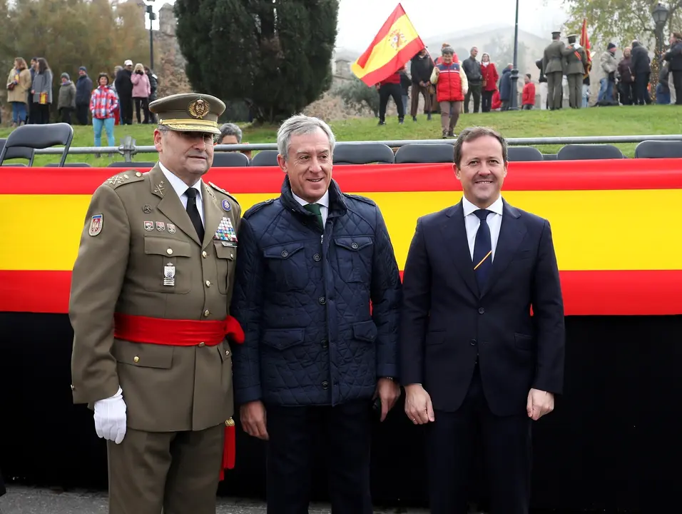 20231203 FOTO EUROCAJA RURAL CON JEME Y ALCALDE TOLEDO IZADO BANDERA(1)
