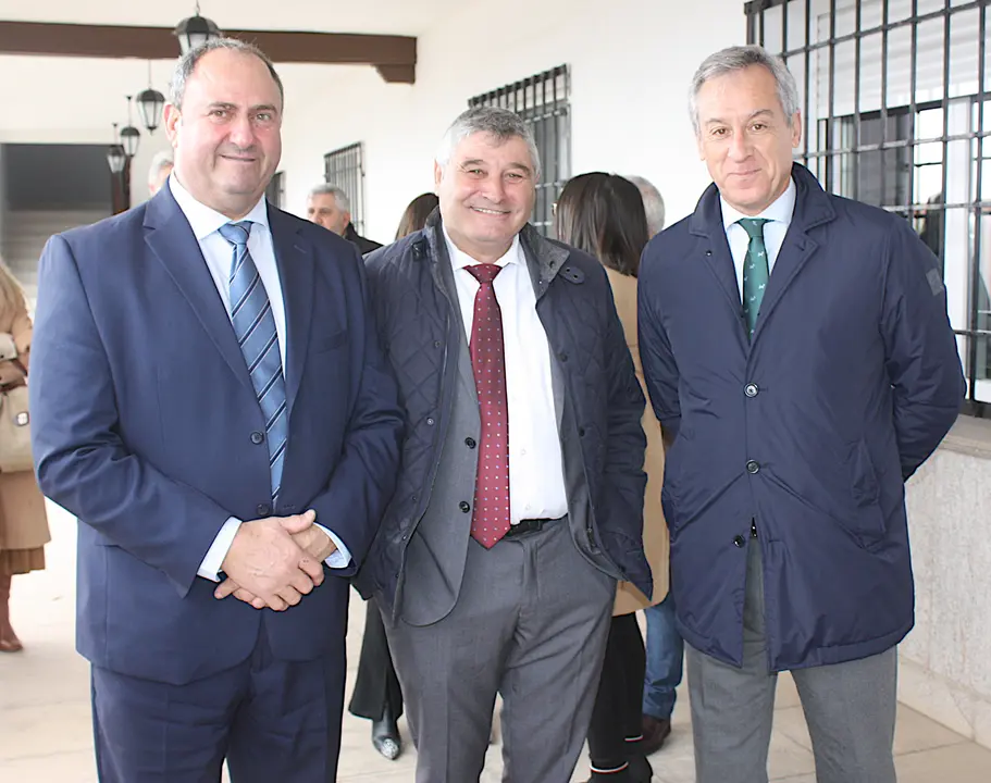 20240117 FOTO PRESIDENTE EUROCAJA RURAL, CONSEJERO AGRICULTURA JCCM Y PRESIDENTE AVICON
