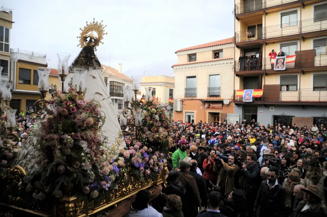 Imagen de archivo del comienzo de la procesi&oacute;n de la Virgen de la Paz por las calles de Villarta de San Juan