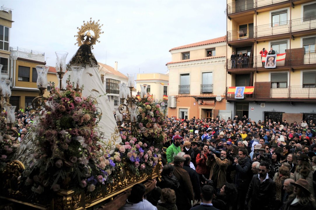 Imagen de archivo del comienzo de la procesión de la Virgen de la Paz por las calles de Villarta de San Juan