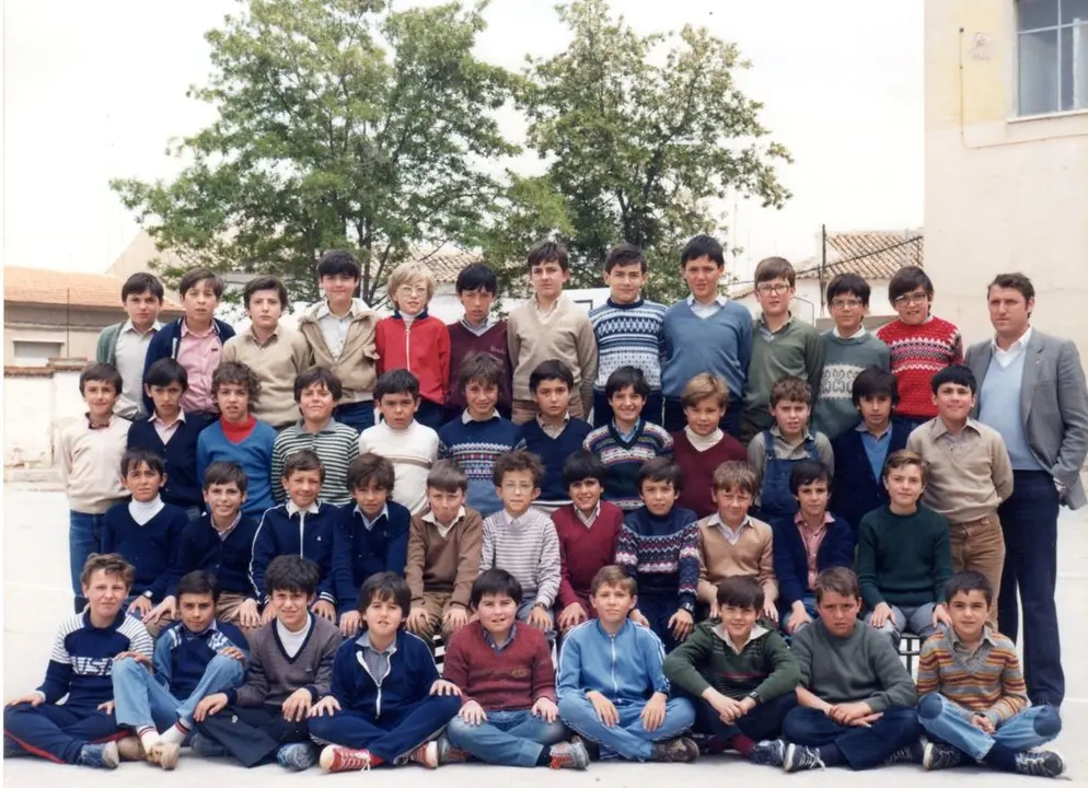 Quinta del &acute;72. Curso 1982/83. 
5&ordm; de EGB. 44 alumnos con D. Jos&eacute; Mar&iacute;a Valverde