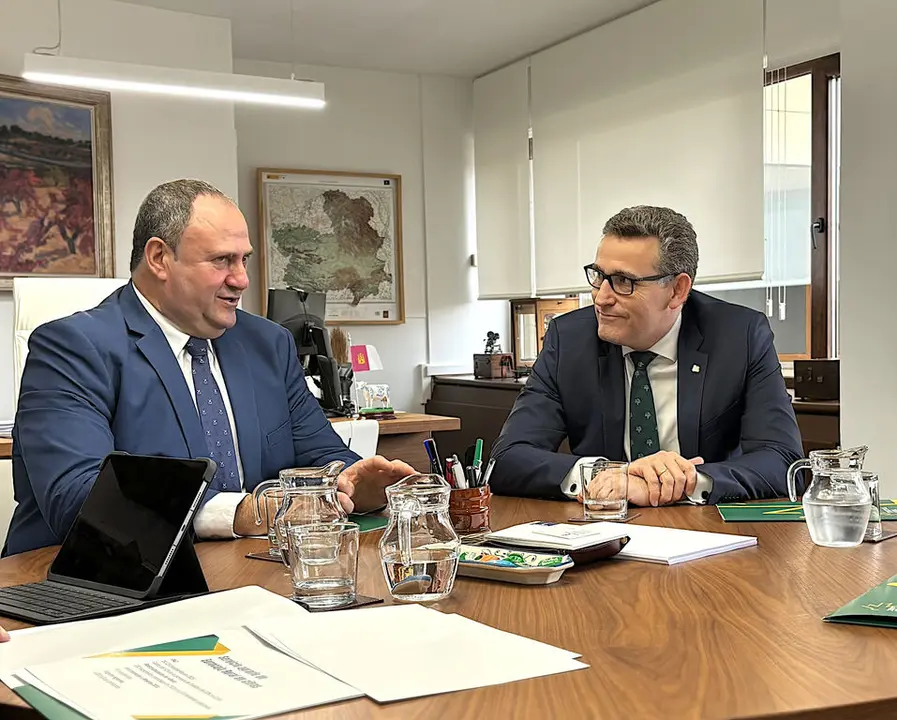 20240220 FOTOGRAF&Iacute;A REUNI&Oacute;N EUROCAJA RURAL Y CONSEJERO AGRICULTURA, GANADER&Iacute;A Y DESARROLLO RURAL JCCM