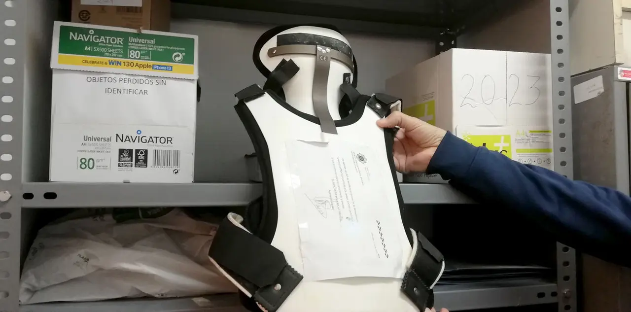 Entre los objetos perdidos, un cors&eacute; ortop&eacute;dico