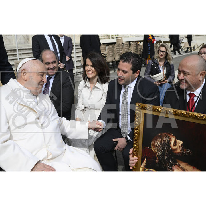 Papa Francisco da la Mano a David Triguero presidente de Asociacion