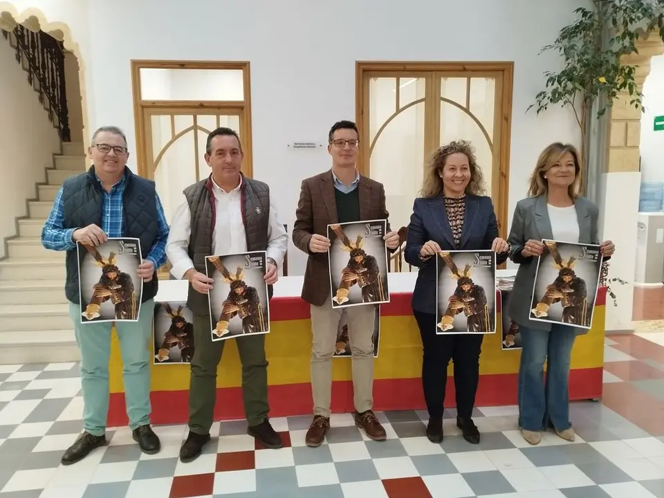 Presentaci&oacute;n Semana Santa ME, foto todos con cartel