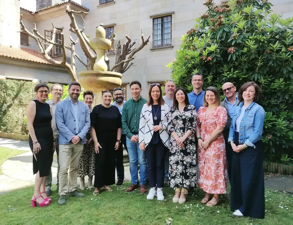 Representantes de ACEVIN, ayuntamiento de Cambados y otras instituciones en el encuentro en Cambados Ciudad Española del Vino 2024