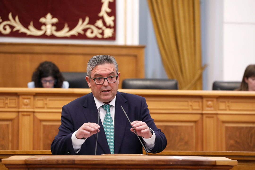 Santiago Lucas Torres en el Pleno de las Cortes