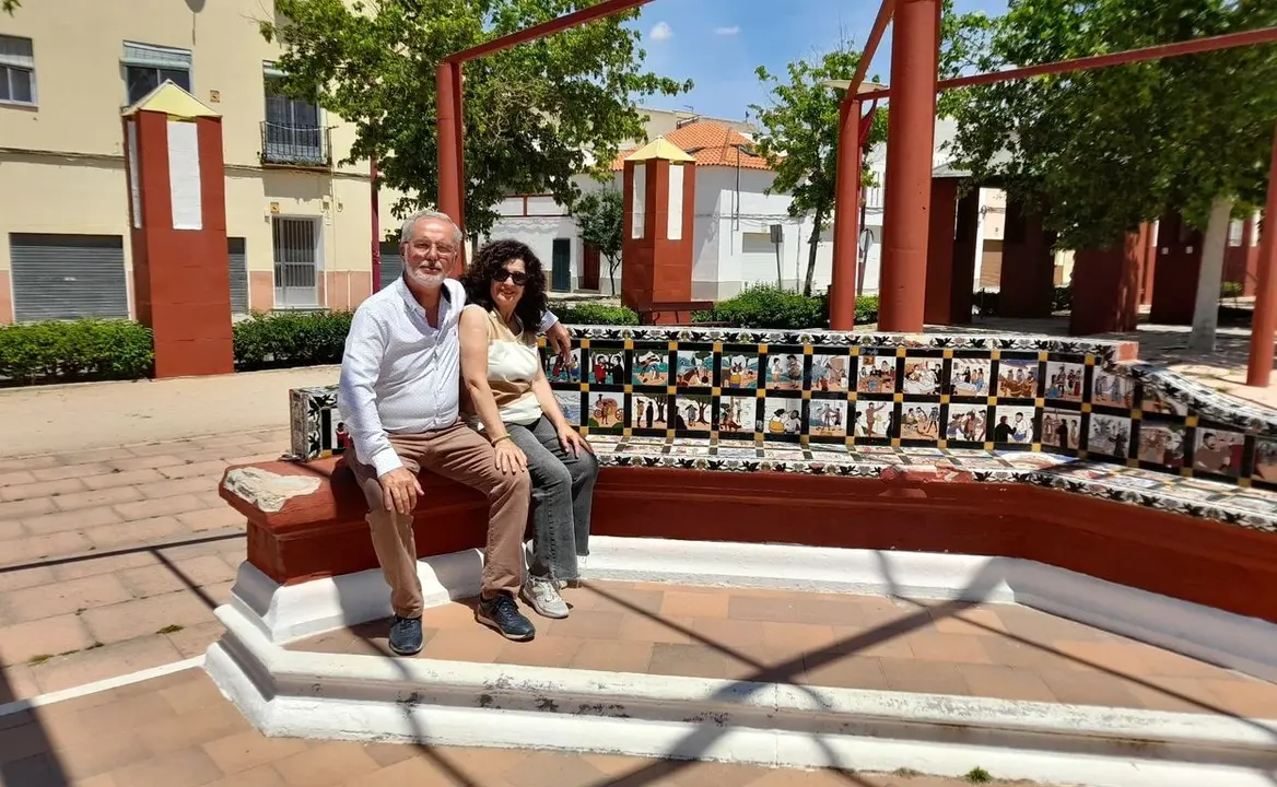 Javier V&aacute;zquez Cuesta y su mujer Juana Mari, vinieron desde Pilas (Sevilla) a conocer la Mancha 
de don Quijote y Sancho Panza. En Alc&aacute;zar de San Juan visitaron -entre otros recursos tur&iacute;sticos- los azulejos quijotescos del parque Cervantes
