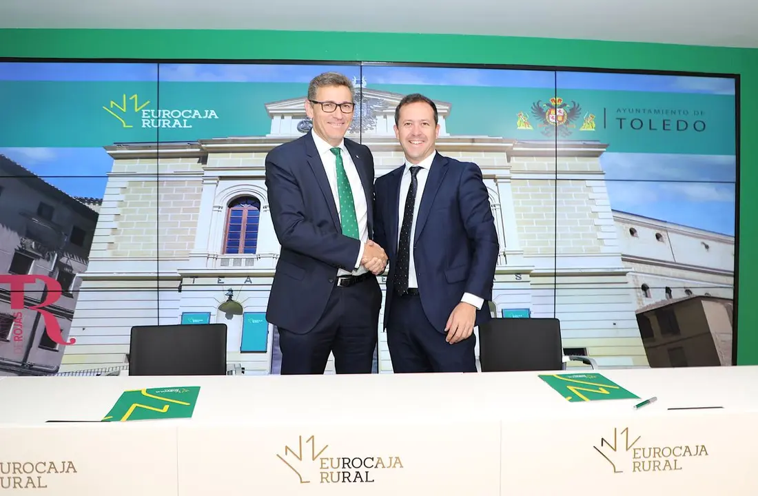 20240620 FOTOGRAF&Iacute;A DIRECTOR GENERAL EUROCAJA RURAL Y ALCALDE DE TOLEDO FIRMA CONVENIO TEATRO DE ROJAS