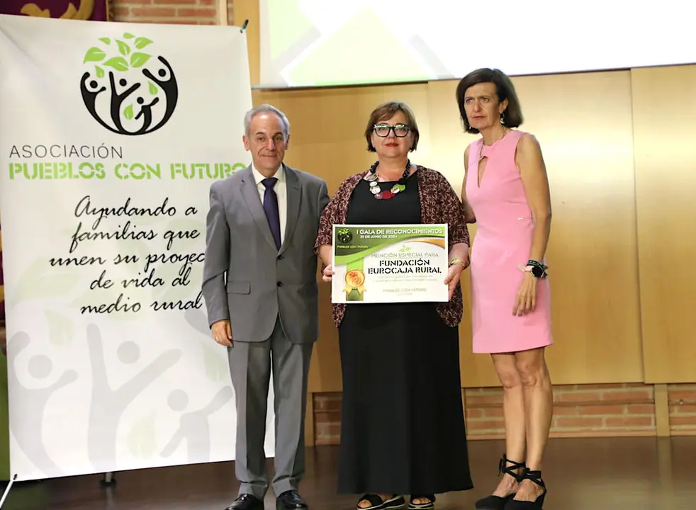 20240625 FOTOGRAF&Iacute;A ENTREGA PREMIO A FUNDACI&Oacute;N EUROCAJA RURAL