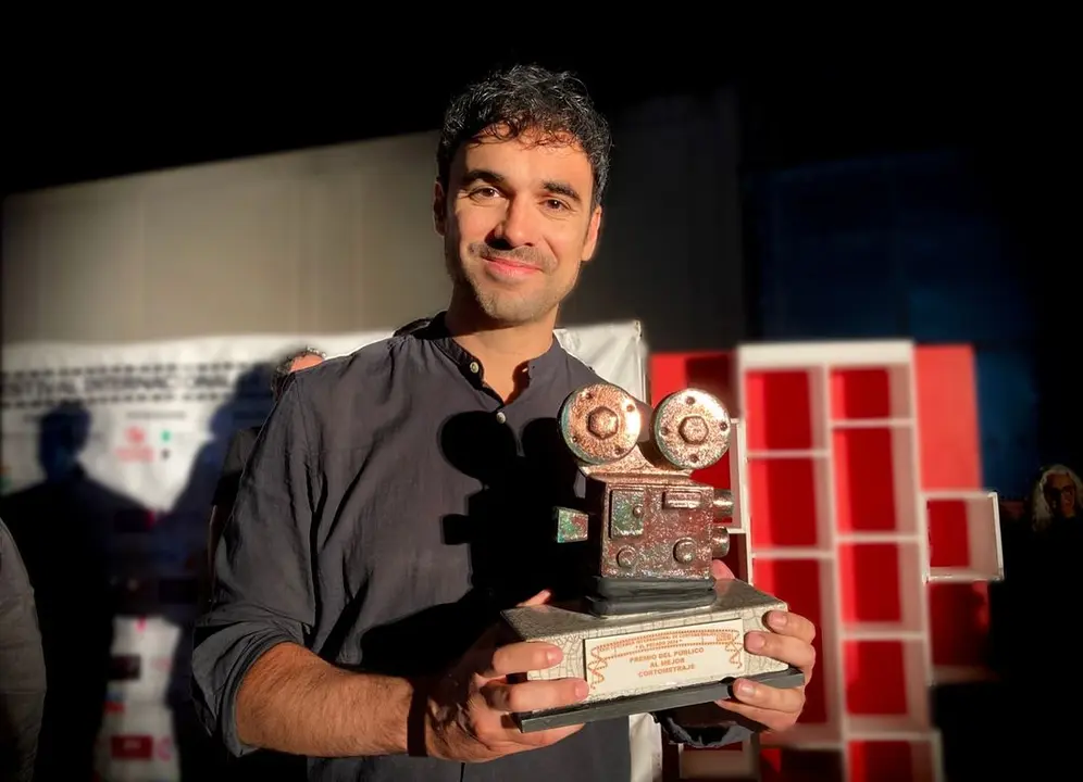Pablo Conde con el premio a mejor corto en Badajoz