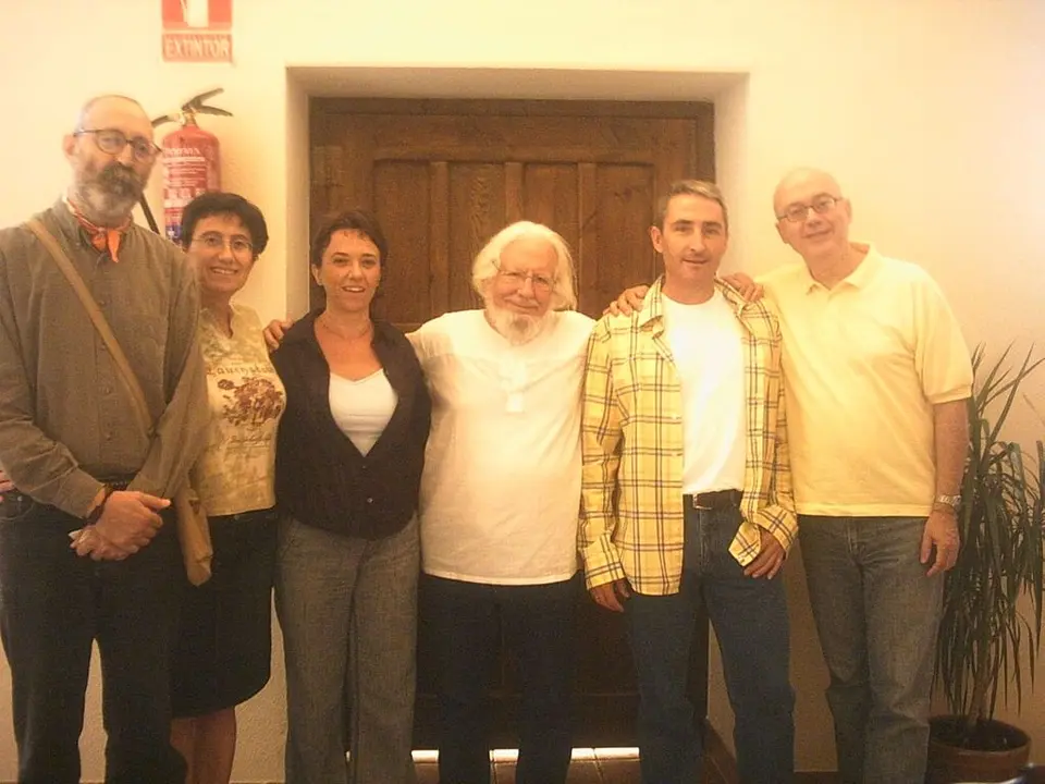 Ernesto Cardenal, en Alc&aacute;zar de San Juan, con Edmundo Comino, izquierda, y unos profesores del instituto Mar&iacute;a Zambrano 