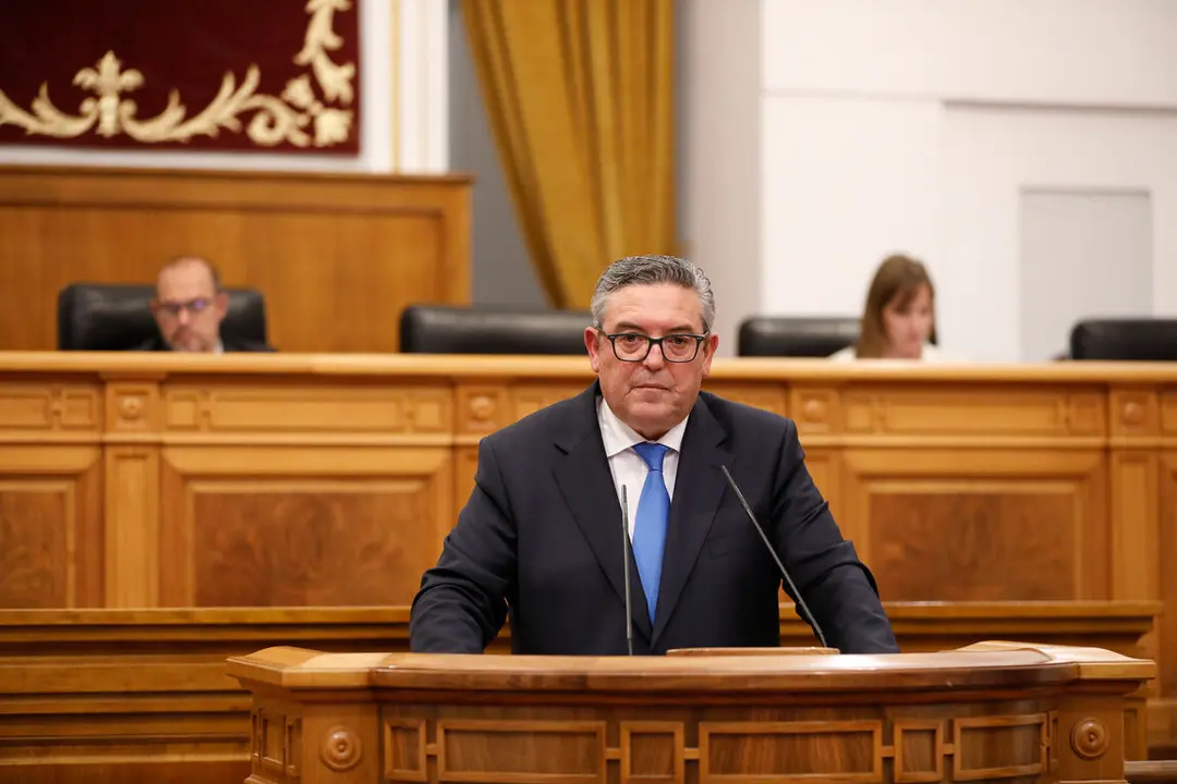 Santiago Lucas en el Pleno de las Cortes de CLM