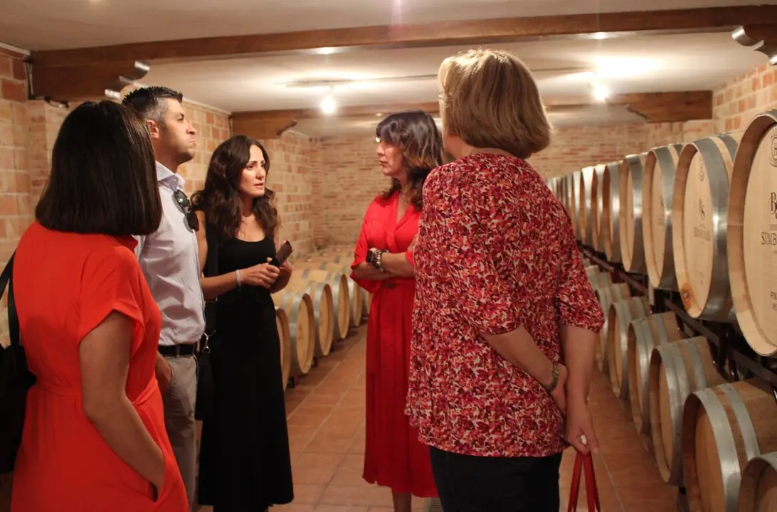 Blanca Fern&aacute;ndez visita bodega