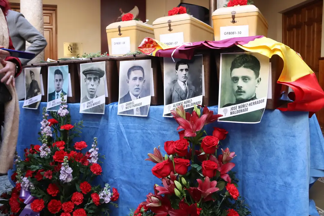 Acto de entrega de los cuerpos recuperados de las fosas 1 y 2 del cementerio de Manzanares (1)