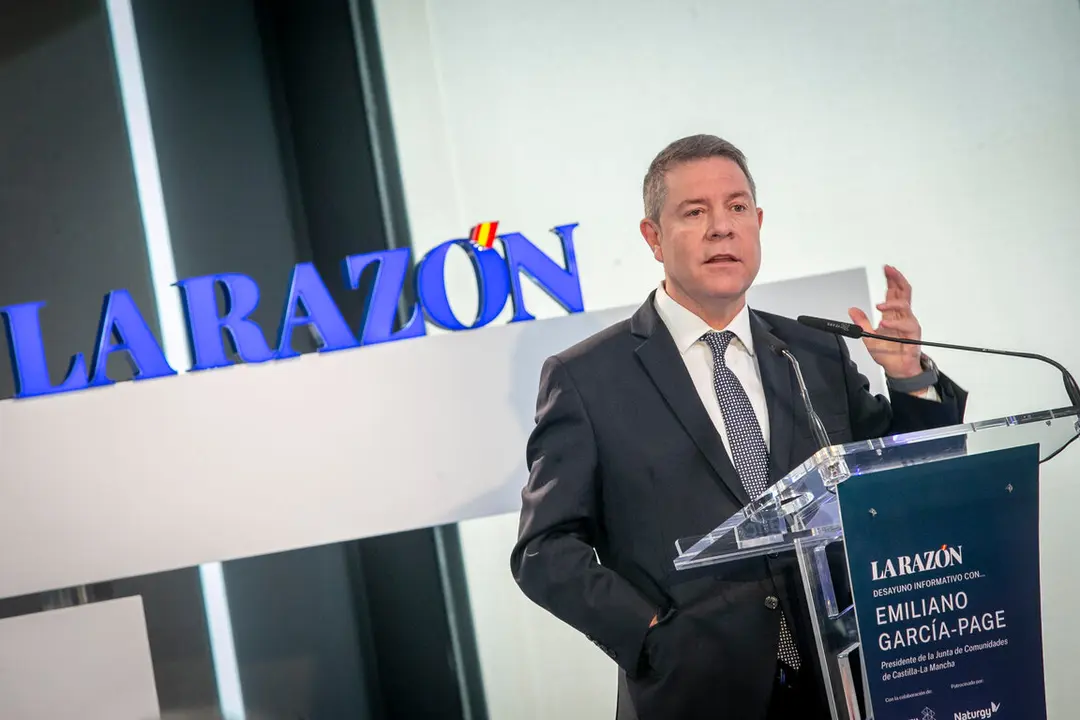 El presidente de Castilla-La Mancha, Emiliano Garc&iacute;a-Page,  en Madrid, en el desayuno informativo que organiza el diario&lsquo;La Raz&oacute;n&rsquo;. (Fotos: A. P&eacute;rez Herrera // JCCM)