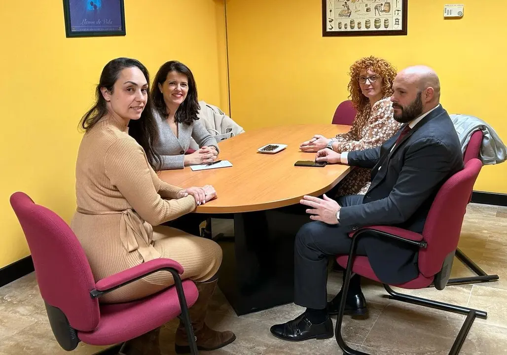 pelayo con la directora del museo municipal de valdepe&ntilde;as y concejales de vox