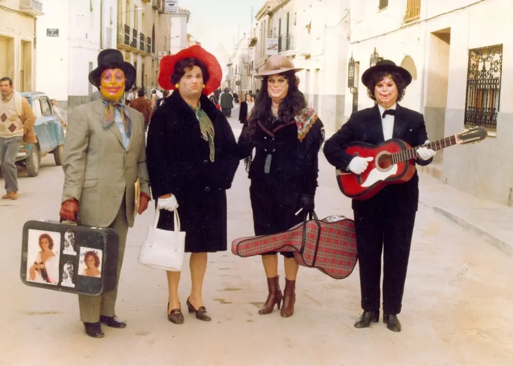 1982. T&iacute;picas m&aacute;scaras migueletas. Maximina Carriazo, Esther Tirado, Jes&uacute;s Jim&eacute;nez e Isidora Fern&aacute;ndez.
