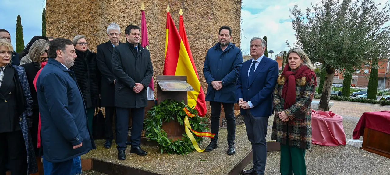 90b3c5b50653dadb65c96a32f75d8af0_XL