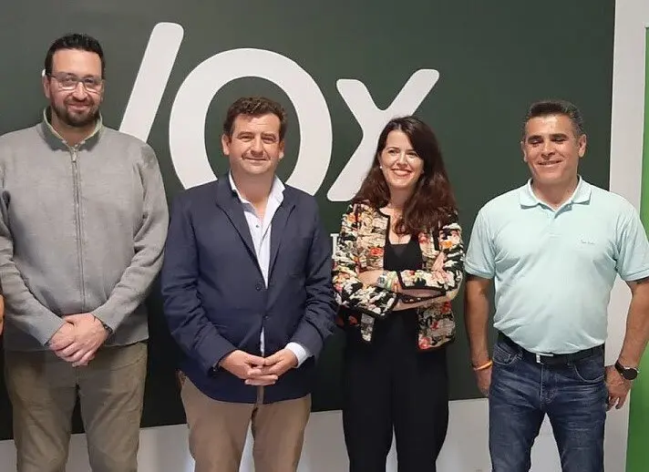 Chamorro con los concejales de Vox en alc&aacute;zar de san juan