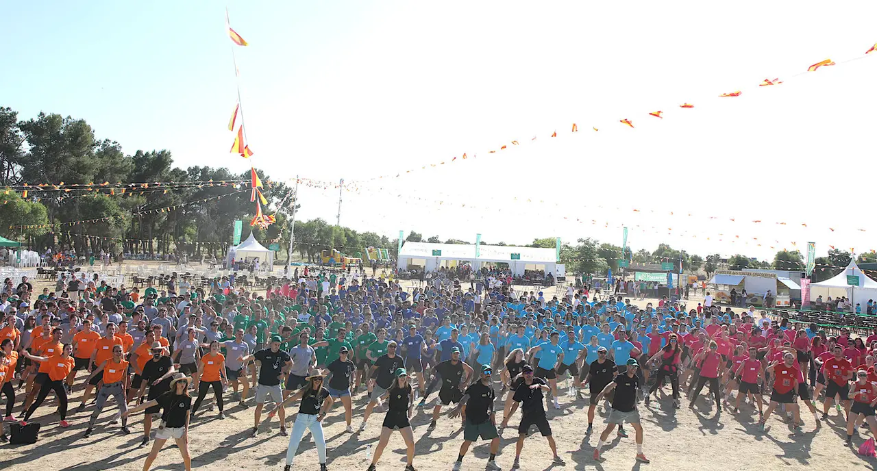 20250608 FOTO CALENTAMIENTO DESAF&Iacute;O D&Iacute;A FAMILIA